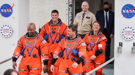 Jeremy Hansen, Victor Glover, Reid Wiseman y  Christina Koch, el miércoles camino del cohete que ya les lleva a la Luna