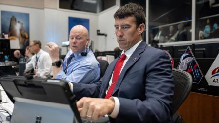 La tripulación y Houston votan a favor de la inyección translunar