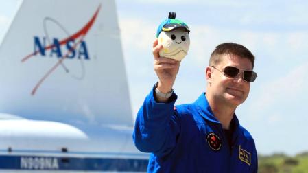 Fotografía cedida por la NASA donde aparece el especialista de misión de Artemis II, Jeremy Hansen, de la Agencia Espacial Canadiense (CSA), sosteniendo Rise, la mascota lunar e indicador de gravedad cero para el vuelo de prueba alrededor de la luna