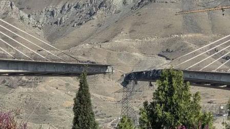 Fotografía tomada de la cuenta en X @araghchi del ministro de Exteriores Irán, Abbas Araghchi, que muestra el puente B1 en Karaj (Irán)
