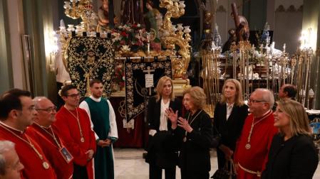 La reina Sofía y las infantas Elena y Cristina en la sede de la Cofradía California para visitar los tronos antes de la procesión del la Procesión Solemne del Silencio y del Santísimo Cristo de los Mineros de Cartagena