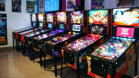 Las maquinas de marcianitos y los pinball de los bares con los que crecieron los jóvenes de la generación X tienen una segunda vida en la localidad madrileña de Alcorcón