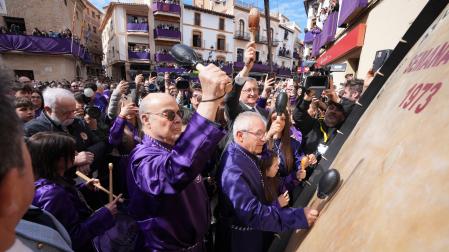 El actor Antonio Resines (c) ha sido el encargado de dar el primer golpe al bombo gigante para dar inicio al acto de Romper la Hora de la localidad turolense de Calanda, este Viernes Santo