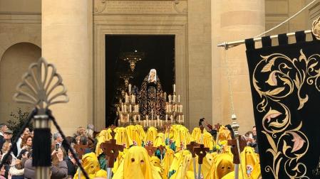 Vídeo: La Dolorosa sale de la Catedral para unirse a la procesión de Viernes Santo