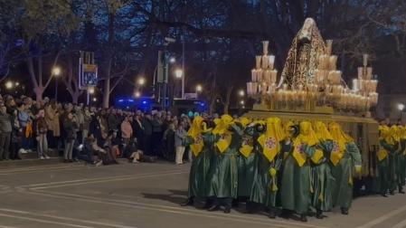 Vídeo: Un espontáneo canta una saeta a La Dolorosa a su paso por San Lorenzo