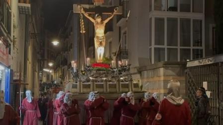 El paso del Cristo Alzado, ya por la Bajada de Javier