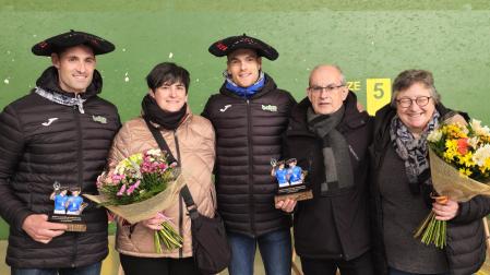 Los nuevos campeones de Parejas, Jon Ander Albisu y Unai Laso, con sus padres en el frontón de Bizkarreta.
