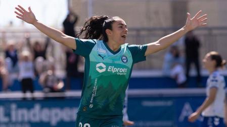 La navarra Ainhoa Guallar celebra su gol ante el Europa
