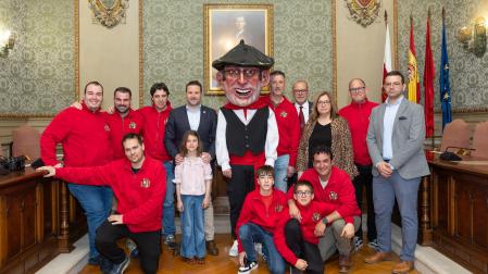 Imagen de la entrega del Cabezudo Tudelano a la Comparsa de Artica celebrada este sábado en el salón del plenos de la Casa Consistorial de Tudela