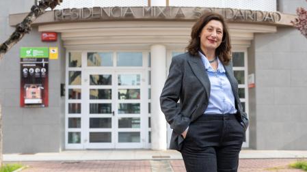 La alcaldesa de Castejón, Noelia Guerra Lafuente, ante la entrada a la Residencia Mixta Solidaridad de la villa