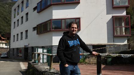 Lontxo Zubillaga Goikoetxea, alcalde de Betelu, ante la residencia