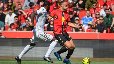 El delantero kosovar del Mallorca Vedat Muriqi (d) disputa un balón ante el defensa alemán del Real Madrid Antonio Rüdiger durante el partido