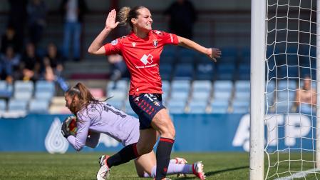 Andrea Palacios golpea el palo tras fallar un remate de cabeza