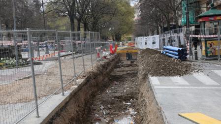 Bajo los montones de arena de la derecha se han encontrado los restos de piezas de alfarería medievales
