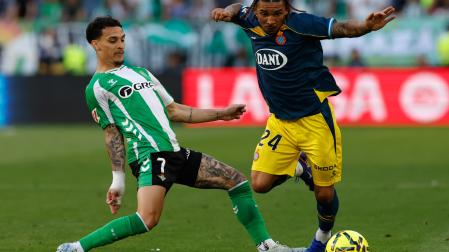El delantero del Espanyol, Kike García, remata ante el defensor del Betis durante el encuentro correspondiente a la jornada 30 de Laliga EA Sports