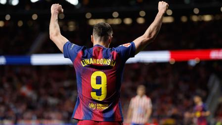 El delantero polaco del FC Barcelona Robert Lewandowski celebra tras anotar el segundo gol del equipo durante el partido