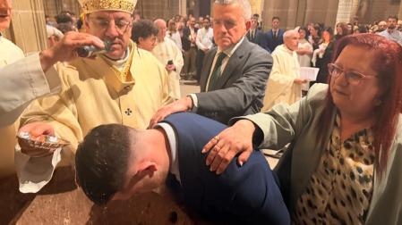 Momento en que el arzobispo Florencio Roselló bautiza al pamplonés Iván Carrillo Vela.