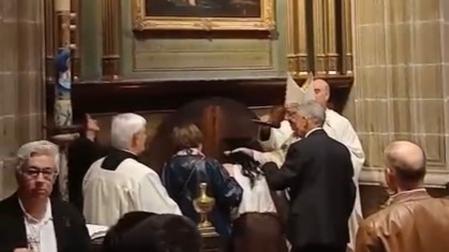 Vídeo del bautizo de 35 adultos en la catedral de Pamplona