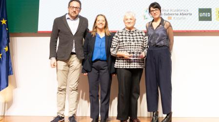 Joseba Asiain, Itziar Ayerdi y Julia Fabiana Sireix, en la recepción de la distinción