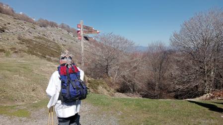 Mariano Zubiria, con la efigie del arcángel de Aralar en la mochila, este domingo 5 de abril poco antes de las 5 de la tarde, camino de Baraibar.