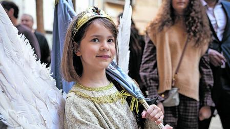 Emma Madorrán Ojuel (Ángel de Tudela 2026), durante la procesión posterior al anuncio de la Resurrección de Jesús.