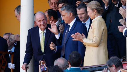 l público de la plaza de toros de La Maestranza de Sevilla ha recibido esta tarde con una ovación al rey emérito Juan Carlos I