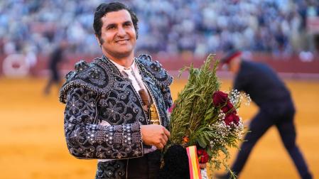 El torero José Antonio Morante de la Puebla durante la primera corrida del abono taurino en la Real Maestranza de Caballería.