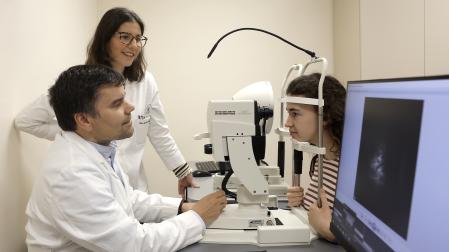 El doctor Recalde y la doctora De la Puente atienden a una paciente en el Departamento de Oftalmología de la Clínica Universidad de Navarra