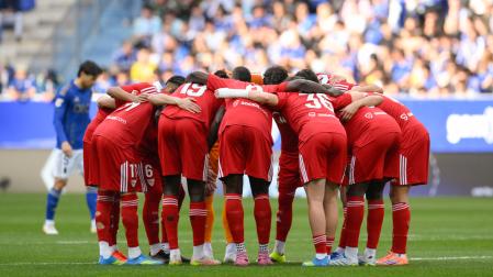 Los jugadores del Sevilla antes del partido de la jornada 30 de LaLiga EA Sports entre Real Oviedo y Sevilla FC