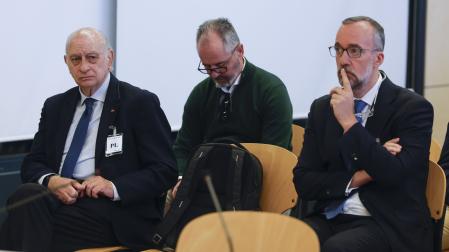 El exministro del Interior con el PP Jorge Fernández Díaz (i) y su número dos, Francisco Martínez (s), ex secretario de Estado de Seguridad, sentados en el banquillo de la Audiencia Nacional en San Fernando de Henares (Madrid) durante el juicio que comienza este lunes contra los dos y parte de la cúpula policial durante el primer gobierno de Mariano Rajoy, acusados de intervenir en la denominada operación Kitchen