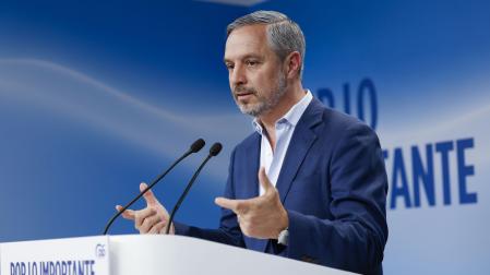 El vicesecretario de Hacienda, Vivienda e Infraestructuras, Juan Bravo durante una rueda de prensa tras la reunión del Comité de Dirección del PP celebrada este lunes en la sede del partido en Madrid