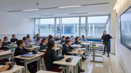 Escolares de 1º de ESO (12 años) del colegio Miravalles-El Redín, en una imagen de marzo, en clase.