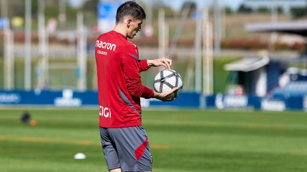 Budimir observa el balón con el que se jugará la jornada retro de LaLiga