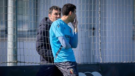 Braulio Vázquez, director deportivo de Osasuna, conversa con Sergio Herrera