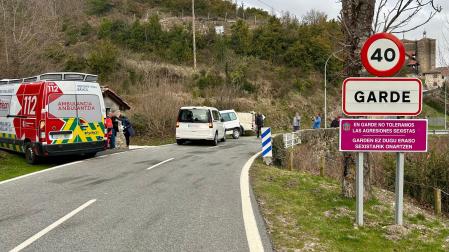 Reciente accidente entre dos vehículos en la curva de acceso a la villa roncalesa de Garde