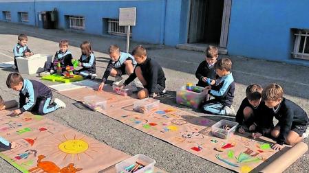 Alumnos del colegio Amor de Dios participando en las actividades