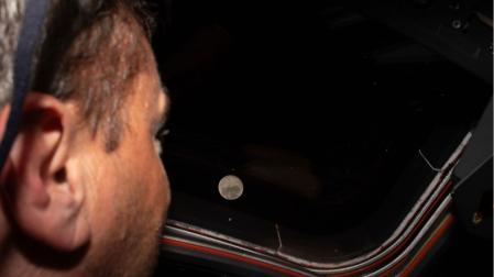 El comandante de la Artemis II, Reid Wiseman, mira por la ventana hacia la Luna a bordo de la nave espacial Orión