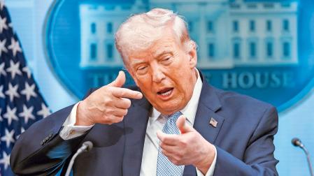 Donald Trump gesticula como si empuñase un arma durante su comparecencia de este lunes en la Casa Blanca