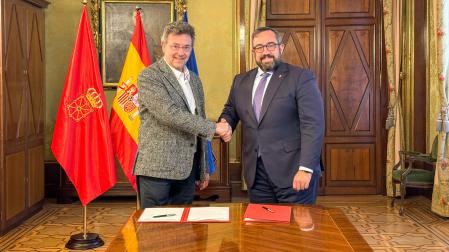 El consejero y portavoz, Javier Remírez y el Defensor del Pueblo, Patxi Vera, durante la firma del convenio de colaboración