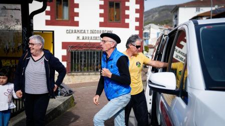 Usuarios del nuevo transporte público de Basaburua