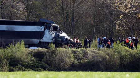 Investigadores en el lugar en el que se ha producido una colisión entre una locomotora TGV y un camión cerca de Bully-les-Mines, entre Bethune y Lens, en la región de Pas-de-Calais