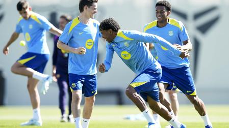 Los jugadores del FC Barcelona Pablo Gavira 'Gavi' (izda.), Lamine Yamal (centro), y Alejandro Balde (dcha.), durante el entrenamiento que el equipo azulgrana ha realizado en las instalaciones de la Ciudad Deportiva Joan Gamper para preparar el partido de ida de cuartos de final de la Liga de Campeones que mañana disputarán ante el Atlético de Madrid en el Camp Nou
