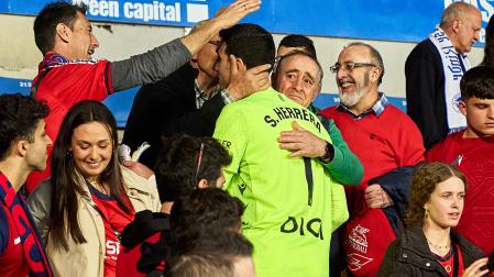 Sergio Herrera saluda a aficionados rojillos en la grada de Mendizorroza al finalizar el encuentro