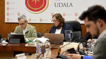 José Luis Navarro en su último pleno como secretario del Ayuntamiento de Estella el pasado 12 de marzo. Junto a él, la alcaldesa Marta Ruiz de Alda.