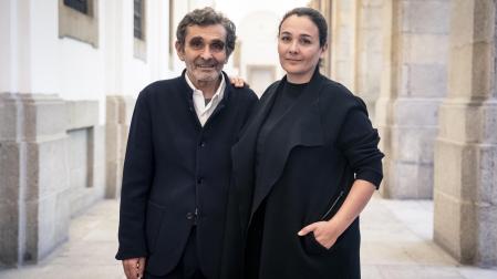 El diseñador Adolfo Domínguez y la presidenta ejecutiva de Adolfo Domínguez, Adriana Domínguez, posan tras la presentación de la película 'El eco de las voces'