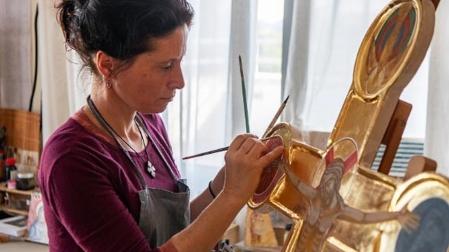 La pamplonesa María Ruiz Rodríguez, laica consagrada, en su taller de Jerusalén donde pinta iconos