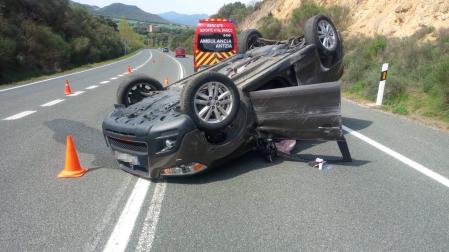 El vehículo ha quedado volcado en la carretera