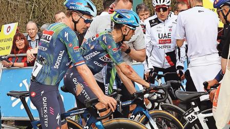 LANDA, HERIDO.  El líder del Soudal llegó con raspazos.