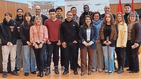 Foto de grupo de participantes y técnicos del taller y representantes del Ayuntamiento y del CNAI