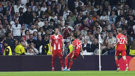 Luis Díaz felicita a Harry Kane tras anotar el británico el 0-2 al inicio de la segunda parte